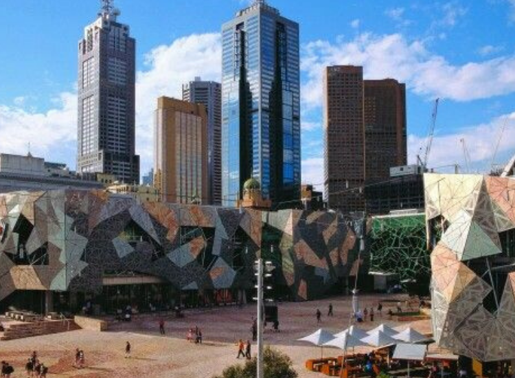 Quảng trường Federation Square tại Melbourne – điểm dừng chân nổi bật của Tour du lịch Úc trọn gói